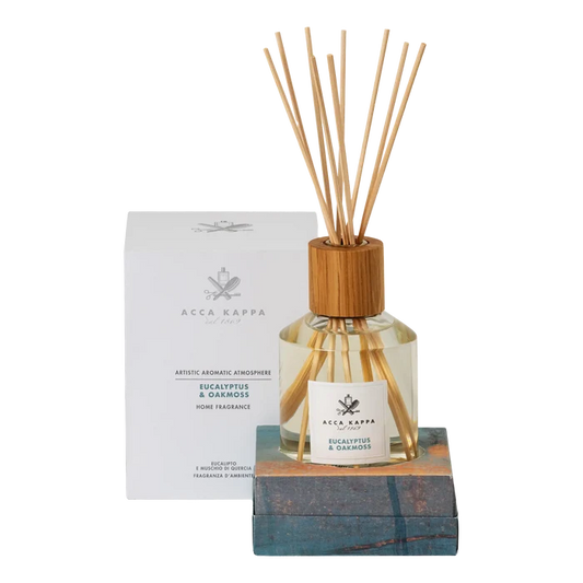 Acca Kappa Eucalyptus & Oakmoss duftspreder i glassflaske med treverkstopp og naturlige stråler