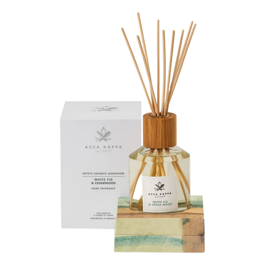Acca Kappa White Fig & Cedarwood duftspreder i glassflaske med trepinner og etikett