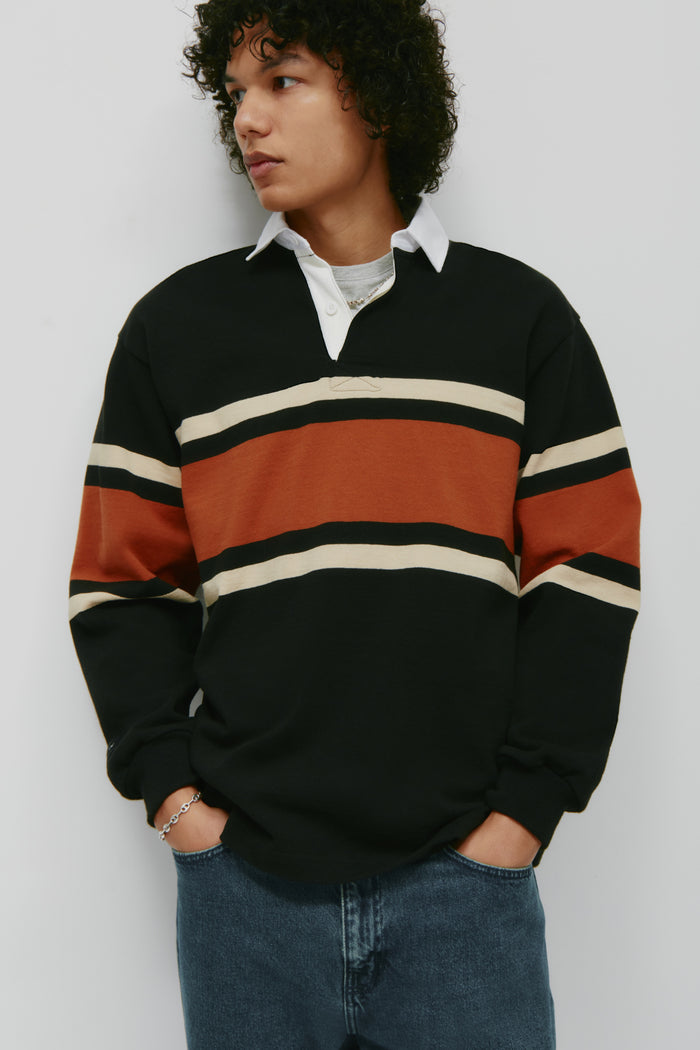 Model is 6’2” and is wearing a size M.