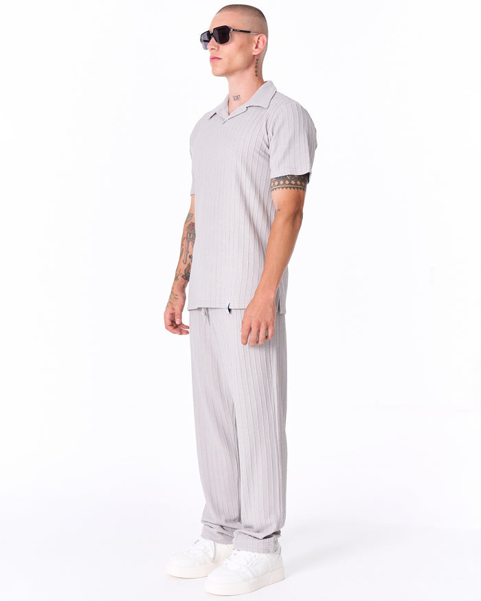 Martin Valen gray ribbed tracksuit set side view, short-sleeve top and matching pants visible in relaxed fit