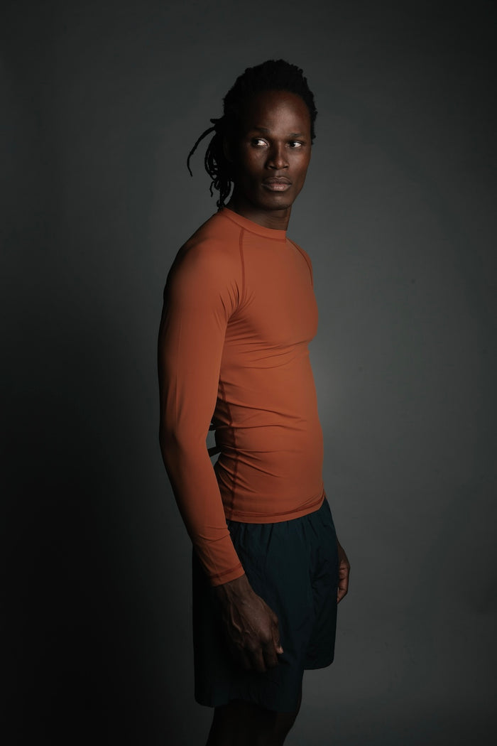 MENS SUN TEE Nachhaltiges Herren UV Shirt Rashguard in Terracotta mit UPF 50+