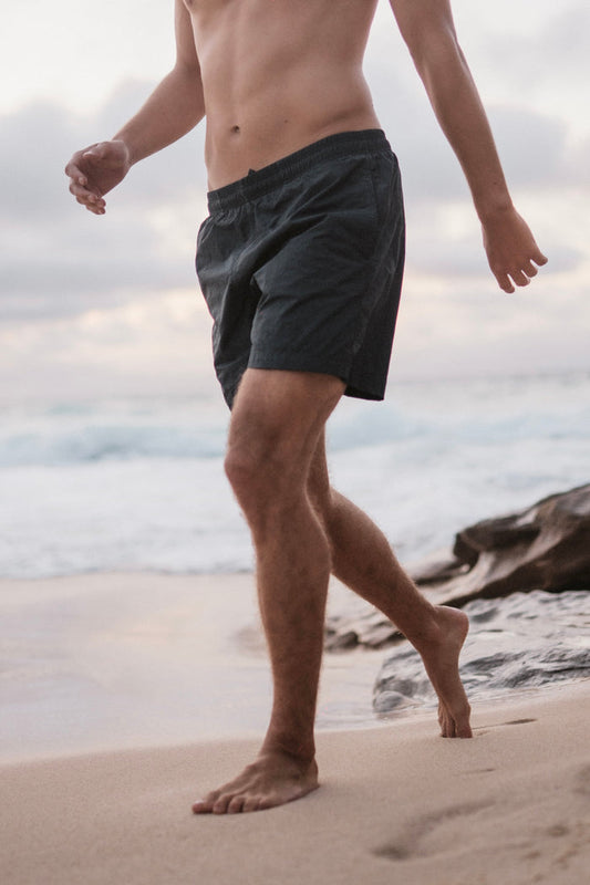 Nachhaltige Herren Badehose Anthrazit mit Kordelzug und Taschen. Recycelter, italienischer Stoff.