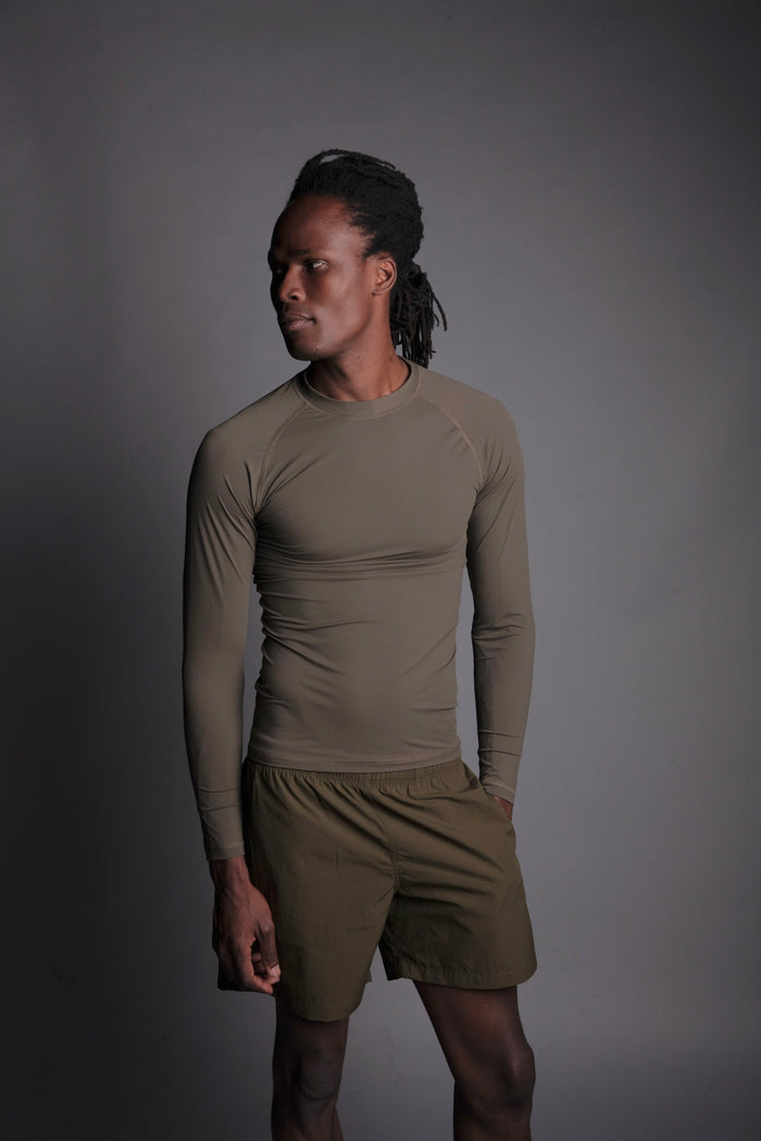 MENS SUN TEE Nachhaltiges Herren UV Shirt Rashguard in Oliv mit UPF 50+