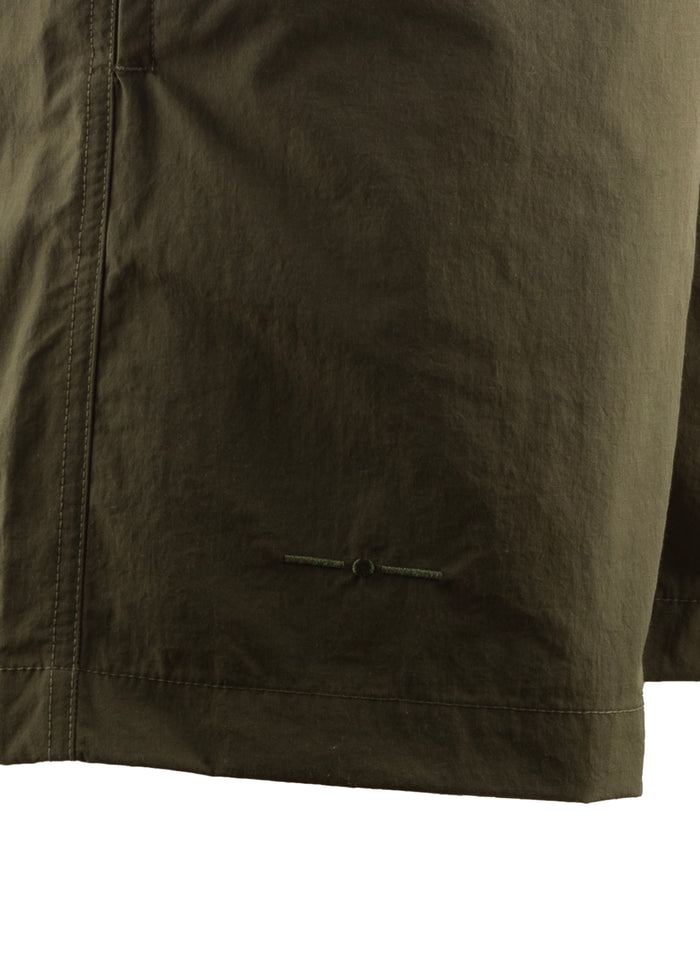 Nachhaltige Herren Badehose Oliv mit Kordelzug und Taschen. Recycelter, italienischer Stoff.