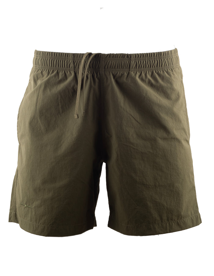 Nachhaltige Herren Badehose Oliv mit Kordelzug und Taschen. Recycelter, italienischer Stoff.